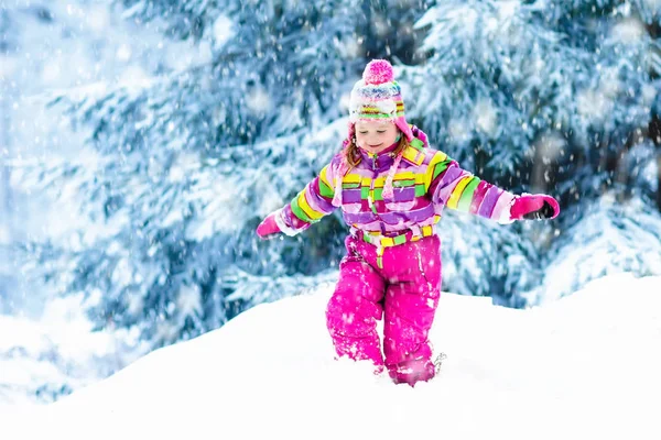 Niño jugando con nieve en invierno. Niños al aire libre . —  Fotos de Stock