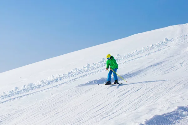 Ski en sneeuw pret voor kinderen in de bergen winter — Stockfoto