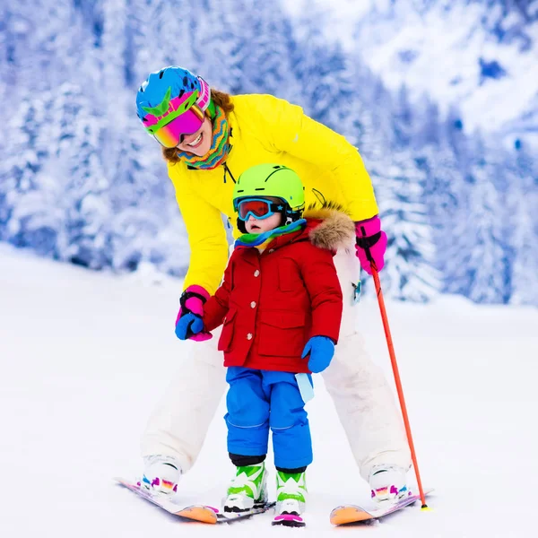 Família de esqui e neve divertido em montanhas de inverno — Fotografia de Stock