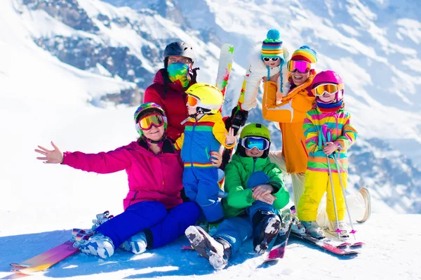 Ski et plaisir de neige. Famille dans les montagnes d'hiver . — Photo
