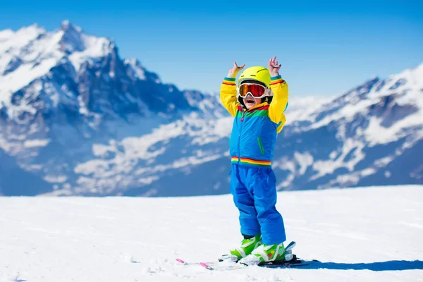 Sci e neve divertimento per bambini in montagna invernale — Foto Stock