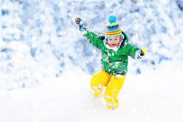 Kışın kar ile oynayan çocuk. Çocuklar açık havada.