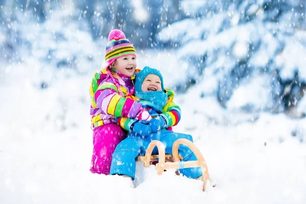 Niños en paseo en trineo. Niños en trineo. Invierno nieve diversión . —  Fotos de Stock