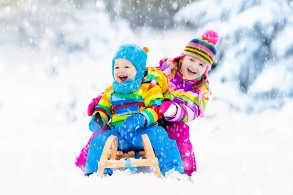 Kinder auf Schlittenfahrt. Kinderrodeln. Winterspaß im Schnee. — Stockfoto