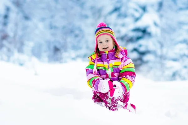 Дитина грає зі снігом взимку. Діти на відкритому повітрі . — стокове фото