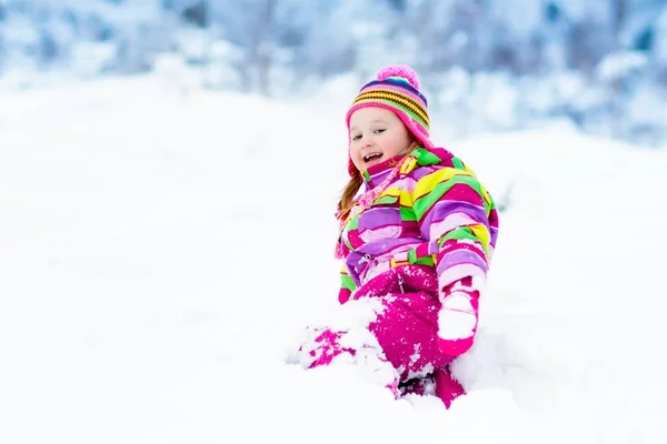 Niño jugando con nieve en invierno. Niños al aire libre . —  Fotos de Stock