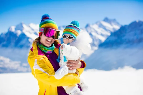 Οικογενειακή διασκέδαση σκι και χιόνι στα βουνά του χειμώνα — Φωτογραφία Αρχείου