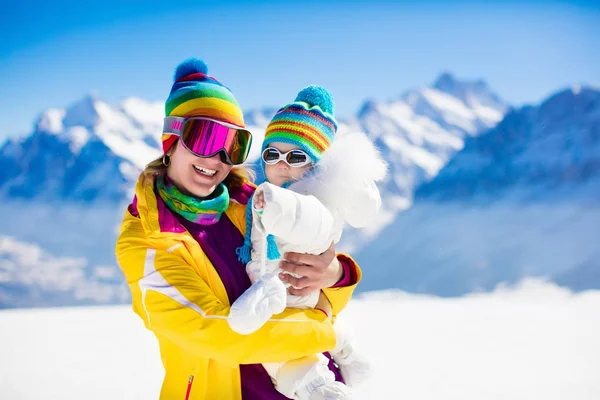 Sci per famiglie e divertimento sulla neve in montagna invernale — Foto Stock