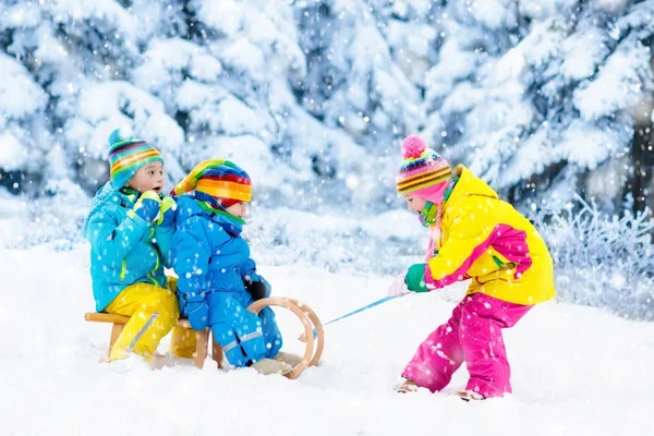 Kinderen op slee rijden. Kinderen rodelen. Sneeuw Winterpret. — Stockfoto