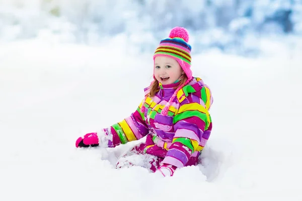 Το παιδί παίζει με το χιόνι το χειμώνα. Τα παιδιά σε εξωτερικούς χώρους. — Φωτογραφία Αρχείου