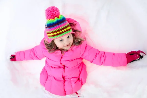 Kind spelen met sneeuw in de winter. Kinderen buiten. — Stockfoto