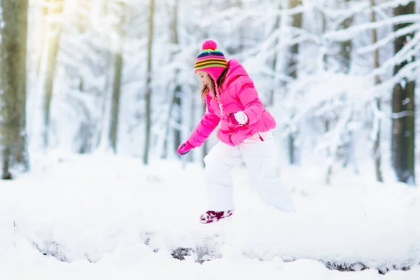 Criança brincando com neve no inverno. Crianças ao ar livre . — Fotografia de Stock