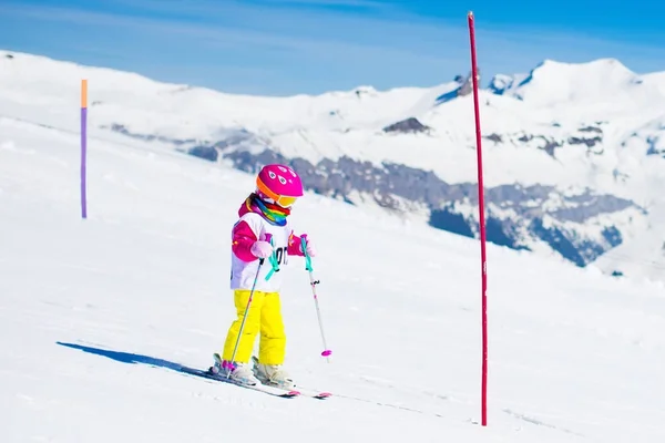 Esquí y nieve divertido. Niño en las montañas de invierno . — Foto de Stock