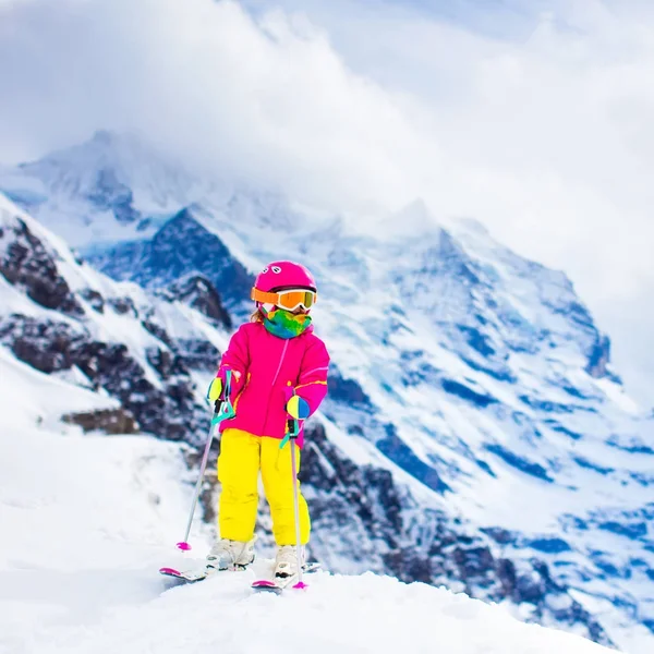 Ski- und Schneevergnügen. Kind in den Winterbergen. — Stockfoto