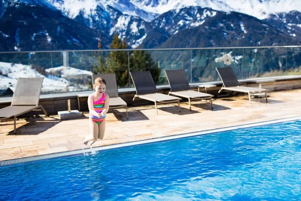 Niño en piscina al aire libre de resort alpino — Foto de Stock