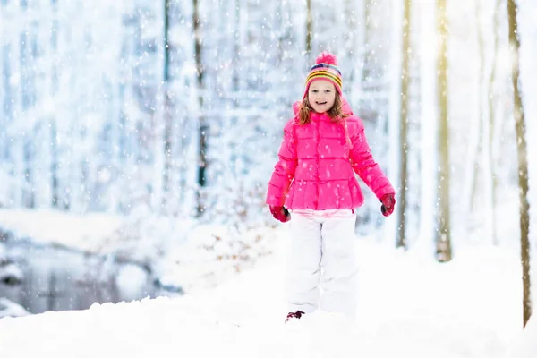 Enfant jouant avec la neige en hiver. Enfants en plein air . — Photo