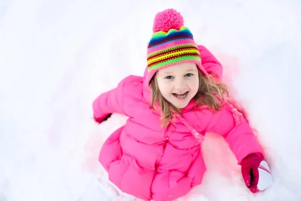 Niño jugando con nieve en invierno. Niños al aire libre . —  Fotos de Stock