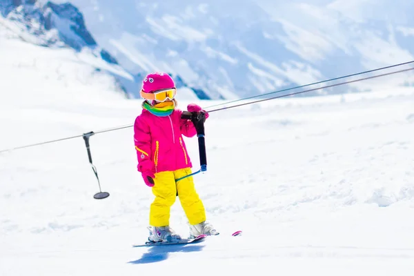 Teleferik kış dağlarda kar spor okulunda çocuk — Stok fotoğraf