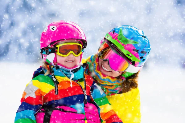 겨울 산에서 가족 스키와 눈 재미 — 스톡 사진