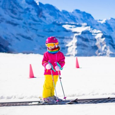 Kayak Okulu çocuk. Dağlarda kar kış eğlence.