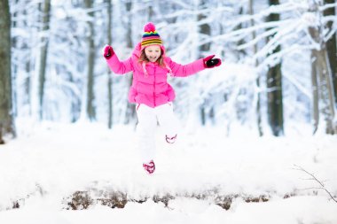 Kışın kar ile oynayan çocuk. Çocuklar açık havada.