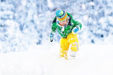 Kışın kar ile oynayan çocuk. Çocuklar açık havada.
