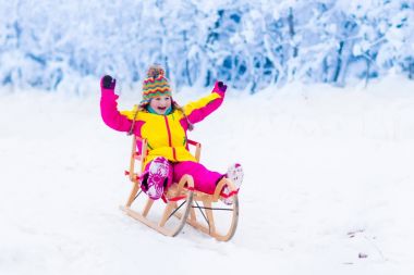 Çocuklar karda oynamak. Kış kızağı binmek çocuklar için
