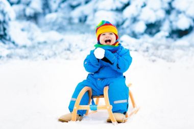 Çocuk kızağı binmek. Kızakla çocuk. Kızak ile çocuk