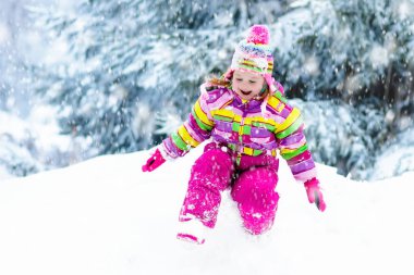 Kışın kar ile oynayan çocuk. Çocuklar açık havada.