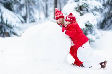 Kardan adam bina çocuklar. Kar çocuklarda. Kış eğlence.