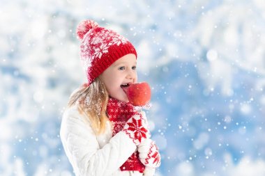 Kış adil üzerinde elma şekeri çocuk