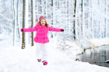 Kışın kar ile oynayan çocuk. Çocuklar açık havada.