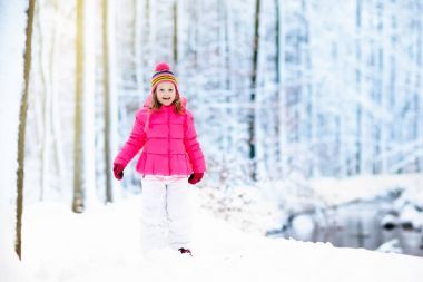 Kışın kar ile oynayan çocuk. Çocuklar açık havada.