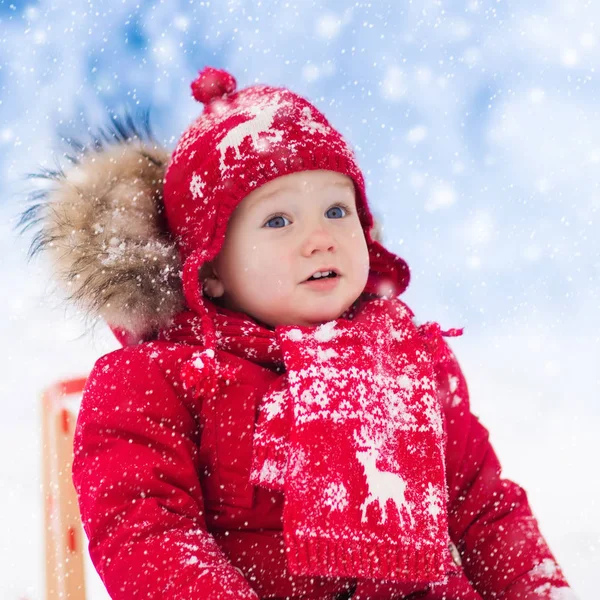 I bambini giocano nella neve. Giro in slitta invernale per bambini — Foto Stock