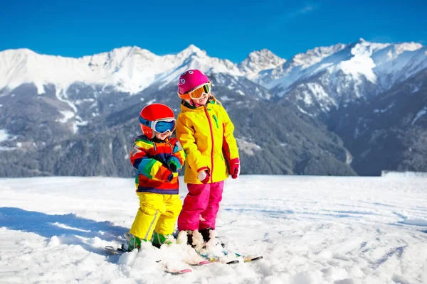 Sports d'hiver pour enfants. Les enfants skient. Ski familial . — Photo