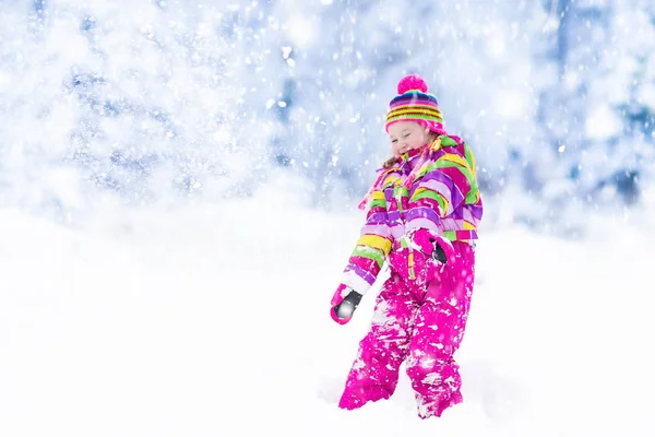 Enfant jouant avec la neige en hiver. Enfants en plein air . — Photo