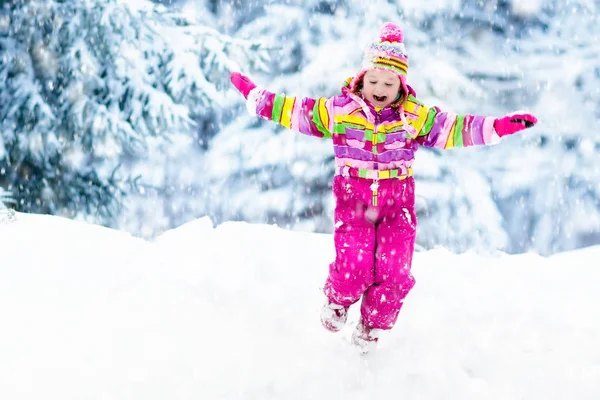 Criança brincando com neve no inverno. Crianças ao ar livre . — Fotografia de Stock