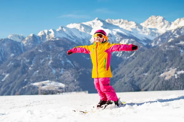 Deportes de nieve de invierno para niños. Los niños esquian. Esquí familiar . —  Fotos de Stock