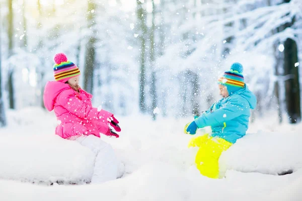 Дети играют на снегу. Дети играют на свежем воздухе в зимний снег . — стоковое фото