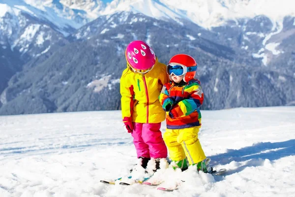 아이 들 겨울 눈 스포츠입니다. 어린이 스키. 가족 스키. — 스톡 사진
