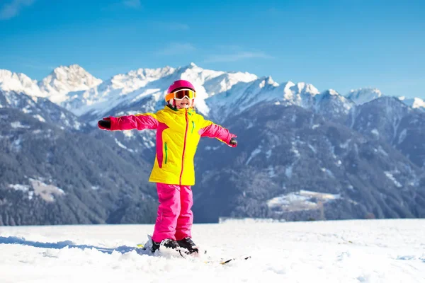 Deportes de nieve de invierno para niños. Los niños esquian. Esquí familiar . — Foto de Stock