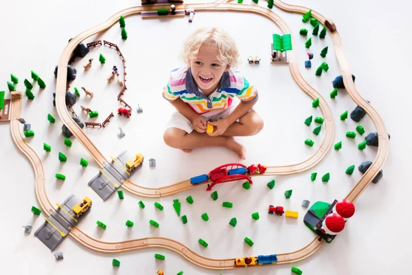 Çocuk oyuncak tren ile. Çocuklar ahşap demiryolu.
