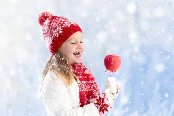 Criança com maçã doce na feira de inverno — Fotografia de Stock