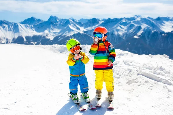 Kayak ve kar kış eğlenceli çocuklar için. Çocuk Kayak. — Stok fotoğraf