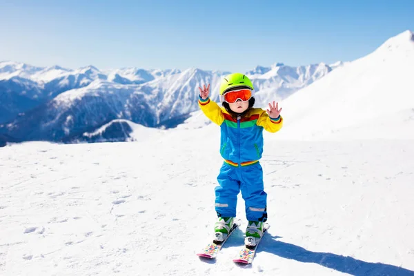아이 들 겨울 눈 스포츠입니다. 어린이 스키. 가족 스키. — 스톡 사진