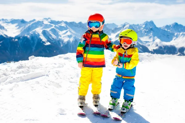 Sí és hó téli szórakozás a gyerekeknek. Gyermekek, síelés. — Stock Fotó