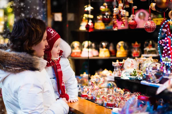 Mãe e criança no mercado de Natal — Fotografia de Stock