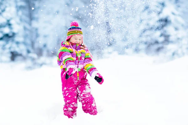 Child playing with snow in winter. Kids outdoors. — Stock Photo, Image