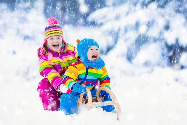 Gyerekek a lovasszánon. Gyermekeivel. Téli móka a hóban. — Stock Fotó