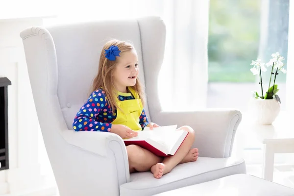 Child reading book. Kids read books. — Stock Photo, Image